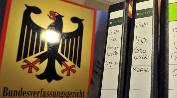 Aktenordner vor dem Bundesverfassungsgericht in Karlsruhe mit einer Klage gegen den europäischen Fiskalpakt und den Euro-Rett