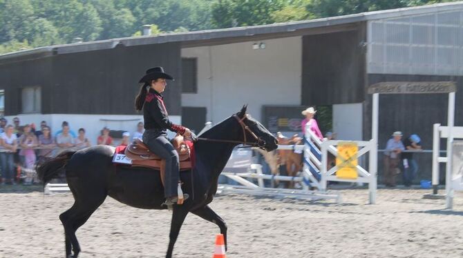 Immer schön cool: Auch wenn höchste Konzentration angesagt ist, soll es beim Westernreiten lässig aussehen. FOTO: WIECHERT