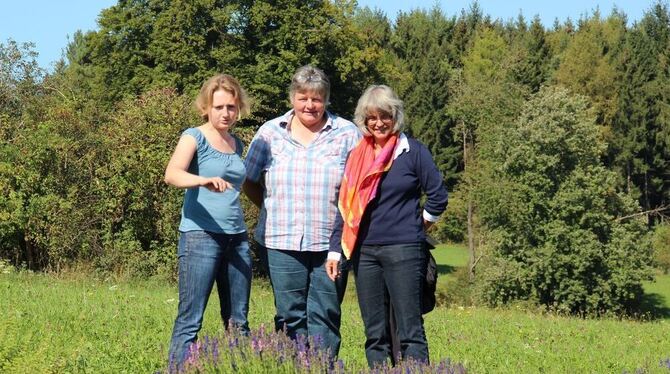 Aktiv fürs Kräuterland Alb: Karin Maier, Rosemarie Weber und Annegret Müller-Bächtle (von links) am Kräuteracker des Münsinger E