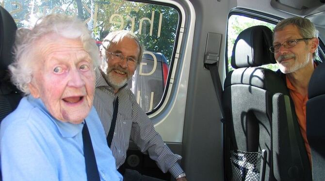 Herta Oeser, mit 107 Jahren älteste Pfullingerin, freut sich über die Busfahrt mit Bürgermeister Rudolf Heß (links) und Werner F