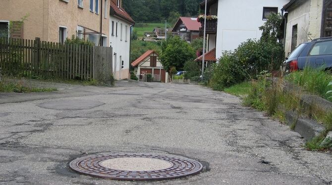 Immer wieder geflickt, aber nie richtig auf Vordermann gebracht worden sind im Ortsteil Rietheim viele innerörtliche Straßen, da