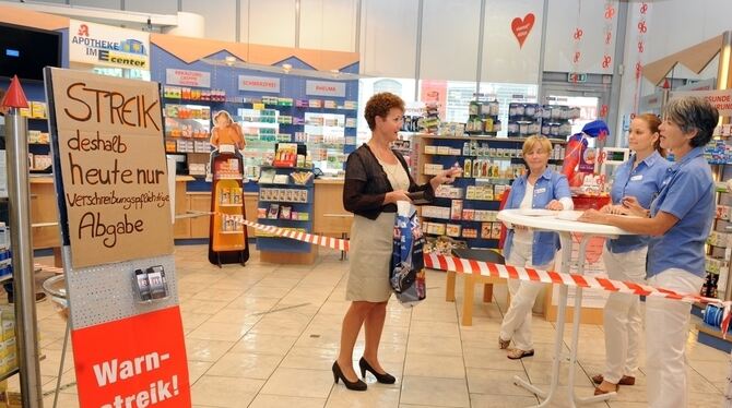 Streik in der Apotheke im E-Center (von rechts): Apothekerin Gudrun Schmid, Sandra Koch und Sigrid Schäfer erklären einer Kundin