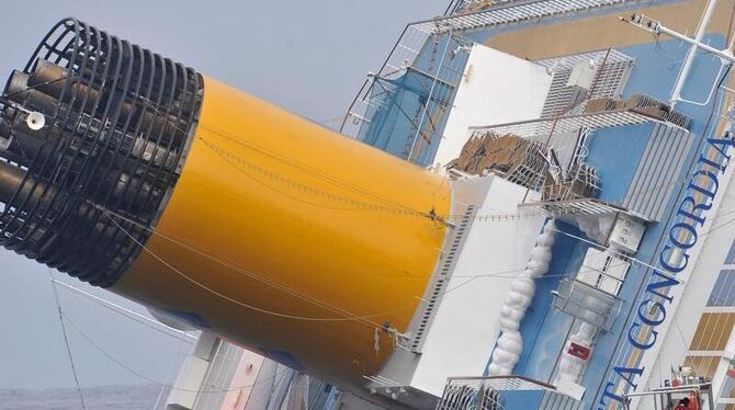 Das gekenterte Kreuzfahrtschiff »Costa Concordia« vor der Küste von Giglio. Foto: Luca Zennaro/Archiv