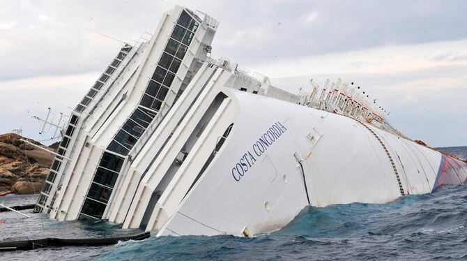 Das Kreuzfahrtschiff Costa Concordia liegt vor der Insel Giglio auf der Seite. Foto:Luca Zennaro/Archiv