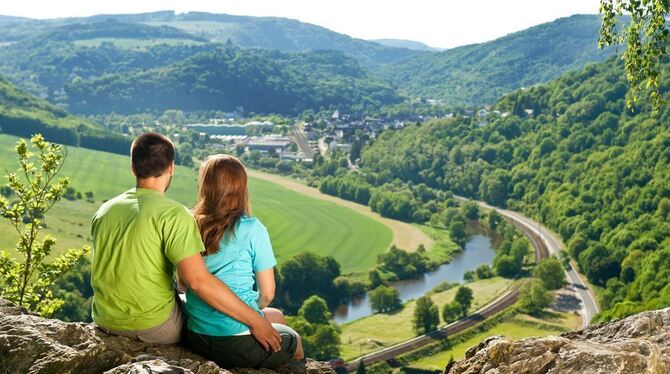 Blick ins Lahntal von der Hohen Lay bei Nassau: Das Lahntal ist wegen seiner abwechslungsreiche Landschaft bei Wanderern, Bootstouristen und Radfahrern beliebt. FOTO: PR