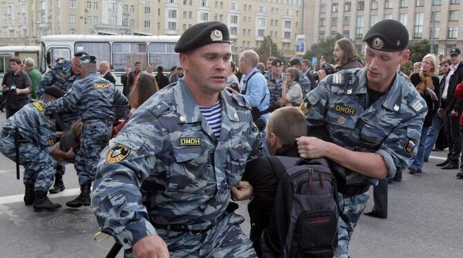 Russische Einsatzkräfte sind meist nicht zimperlich mit Demonstranten. Foto: Yuri Kochetkov/Archiv