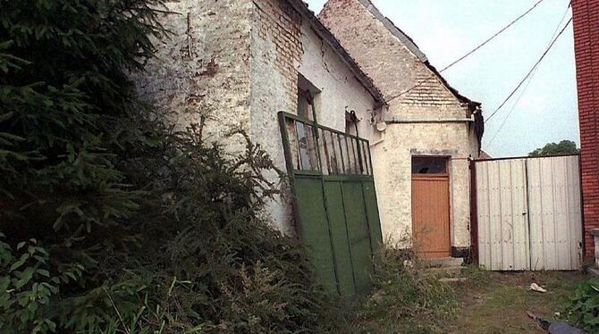 Ort des Schreckens: Das Haus von Dutroux im Sommer 1996. Foto: epa/str