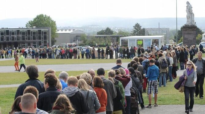 Lange Schlange vor dem Kasseler Museum Fridericianum. Foto: Uwe Zucchi 