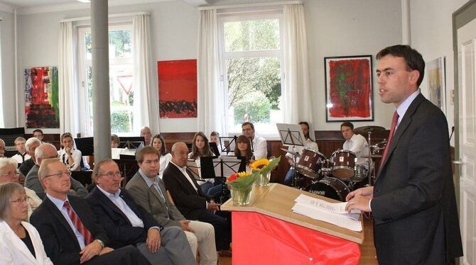 SPD-Landesvorsitzender Dr. Nils Schmid (rechts) sprach beim Festakt »Hundert Jahre SPD Ohmenhausen« in der Dorfschule.  FOTO: ST