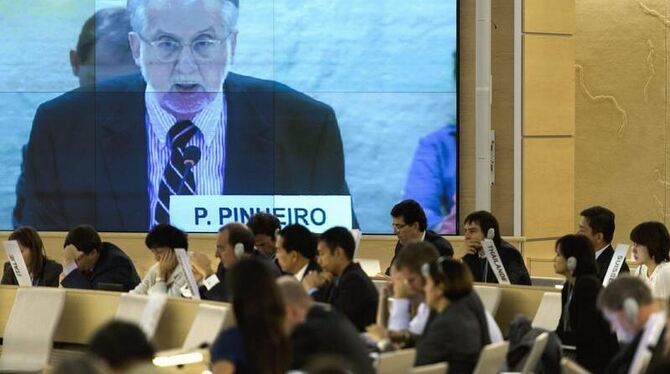 Paulo Pinheiro, Chef der der UN-Untersuchungskommission zu Syrien, auf einer Großleinwand in Genf. Foto: Laurent Gillieron