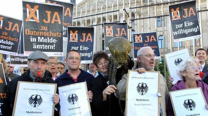 Bürger protestieren vor dem Bundesrat in Berlin gegen die aktuelle Fassung des Melderechts und die Weitergabe von Meldedaten.