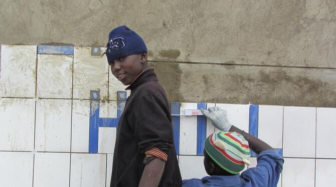 Fliesenlegen ist in Kenia ein gesuchtes Handwerk, das von einigen jungen Leuten in Karai beherrscht wird. FOTO: KELLER