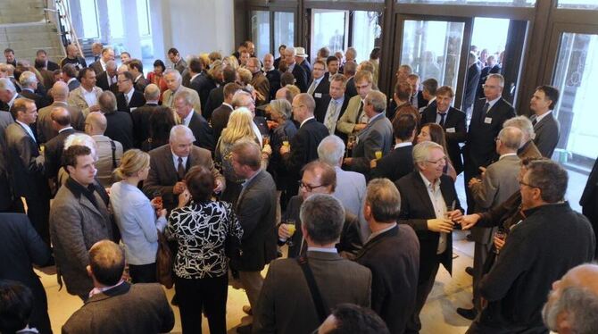 Ein Gläschen Sekt im Stadthallen-Foyer? Beim Treffen von »Wirtschaft und Kommune« gab's das jetzt schon mal vorab.