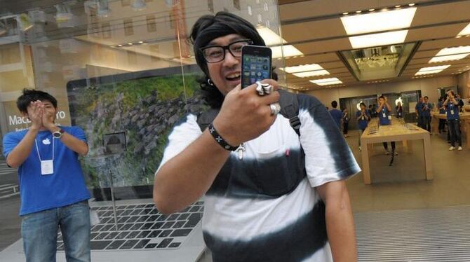 Die Apple-Fan-Gemeinde applaudiert: Das neue iPhone ist da. Foto: Everett Kennedy Brown