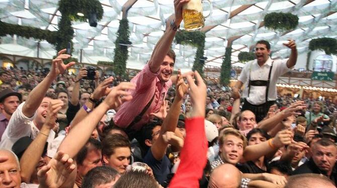 Jeder will eines der ersten Oktoberfestbiere ergattern. Foto: Karl-Josef Hildenbrand