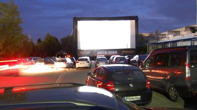 16 Meter breit und acht Meter hoch: Die Leinwand im Reiff-Zentrallager.