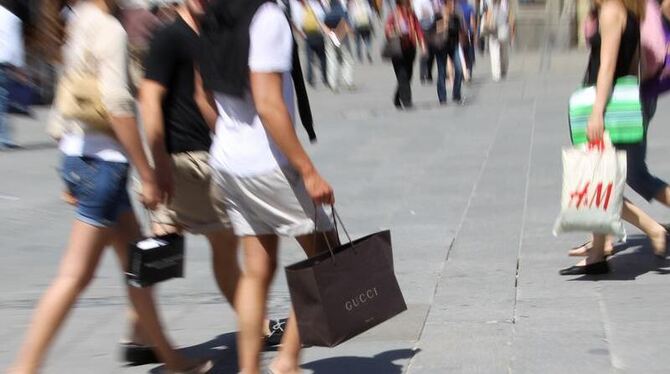 Während die Wirtschaft mit zunehmender Skepsis in die Zukunft blickt, bleibt das Konsumklima in Deutschland stabil. Foto: Arn