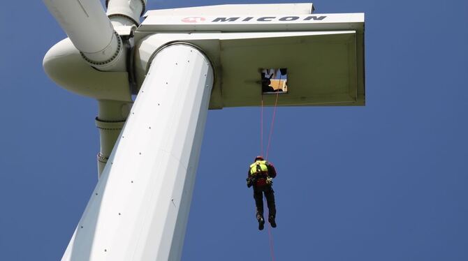 Wie rettet man einen verletzten Techniker aus der Gondel eines Windrads? Pfullinger Feuerwehrleute probten für den Ernstfall. 	F