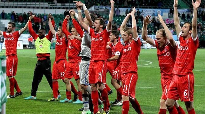 Nach dem Sieg in Fürth jubeln die weiter Gegentorlosen Düsseldorfer Spieler. Foto: Daniel Karmann