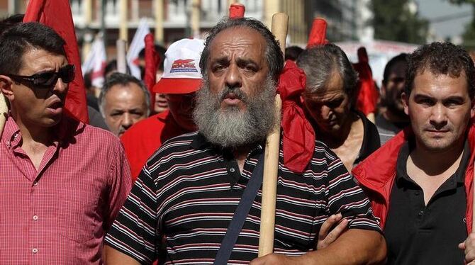 Arbeiter ziehen während des Generalstreiks durch die Straßen Athens. Foto: Orestis Panagiotou