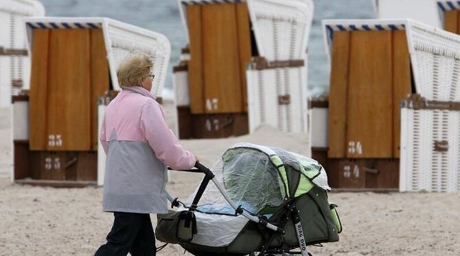 Das Familienministerium will Großeltern entlasten, die ihre Enkel betreuen. Foto: Bernd Wüstneck/Symbol