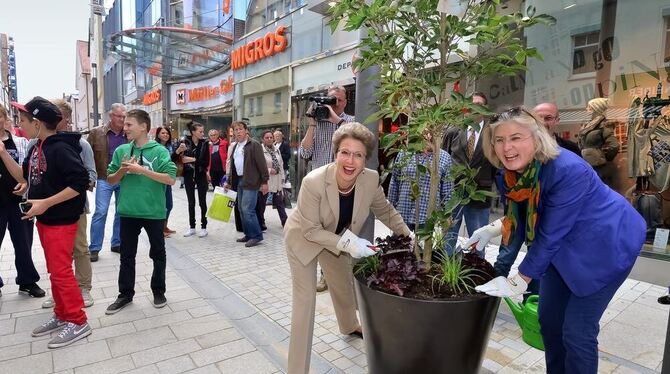 Ließen gestern auch Blumen sprechen: Barbara Bosch (links) und Ulrike Hotz beim Bepflanzen eines Wilhelmstraßen-Kübels.  FOTO: T