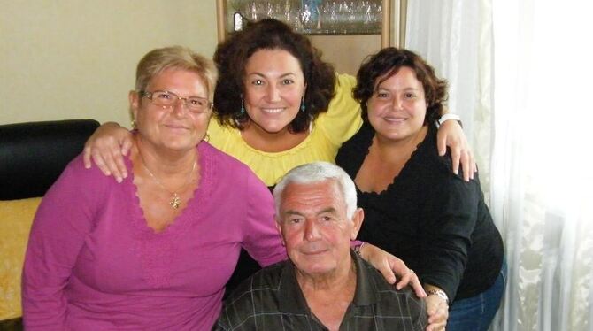 Mario Odoardi mit Ehefrau Silvana und den Töchtern Nadia und Sandra (von links): In Reutlingen fühlt er sich wohl. FOTO: MAIER