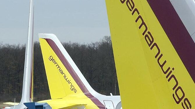 Flugzeuge der Fluggesellschaft Germanwings stehen auf dem Flughafen Köln/Bonn. Foto: Oliver Berg/Archiv