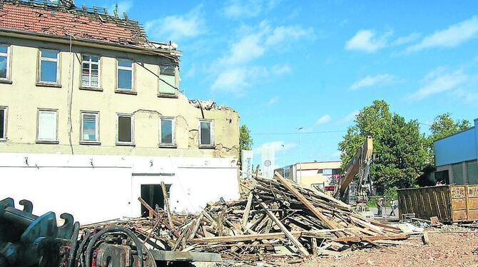 Das G-&-V-Gelände im Umbruch. Derzeit fällt das ehemalige Wohnhaus in der Sannentalstraße 1. FOTO: PFISTERER