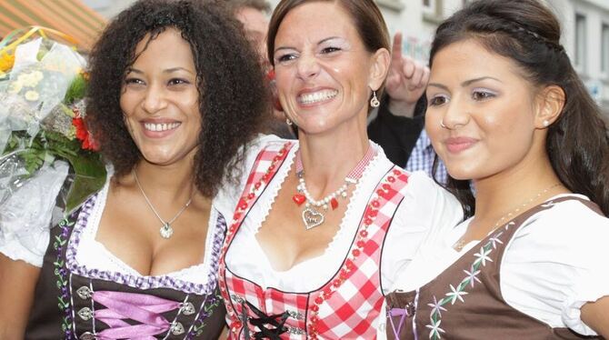 Die Dirndl-Königin umringt von den Prinzessinnen: Siegerin Susanne Hamm (Mitte), Zweitplatzierte Jasmine Grené (links) und Burci