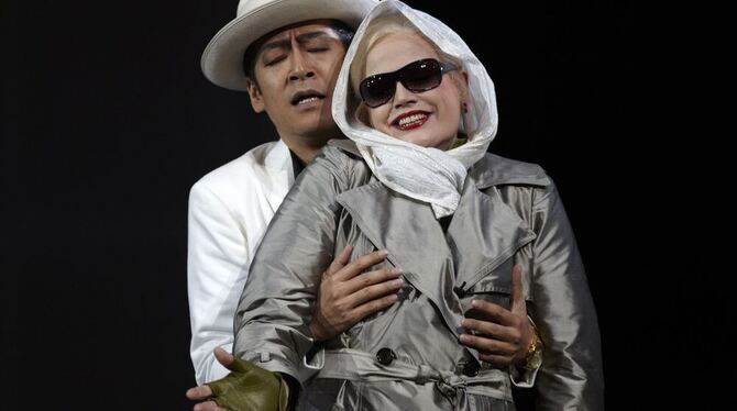 Den Reizen der Frauen verfallen: Don Giovanni (Shigeo Ishino) greift sich Donna Elvira (Rebecca von Lipinski). FOTO: A. T. SCHAE