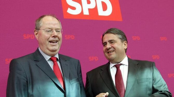 Gut gelaunt: Der Kanzlerkandidat der Sozialdemokraten, Peer Steinbrück (l), und der Vorsitzende der Partei, Sigmar Gabriel, b