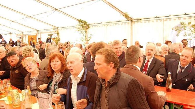 Pfronstettener Einwohner und Prominenz aus dem Landkreis beim Schunkelwalzer im neuen Dorfgemeinschaftshaus. FOTO: HÄUSSLER