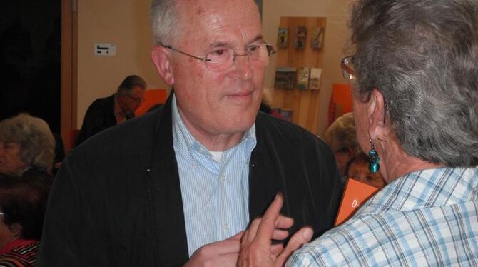 Autor Manfred Scherrieble im Gespräch mit einer Besucherin der Lesung. FOTO: KÖPER