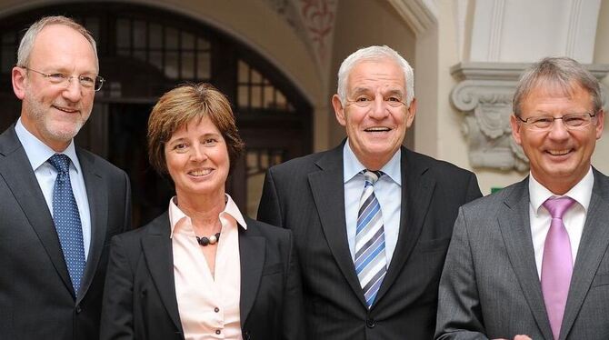 Hans Tröster (von li.), Vizepräsidentin Bettina Seidel, Minister Rainer Stickelberger und Martin Rother beim Fototermin.  GEA-FO