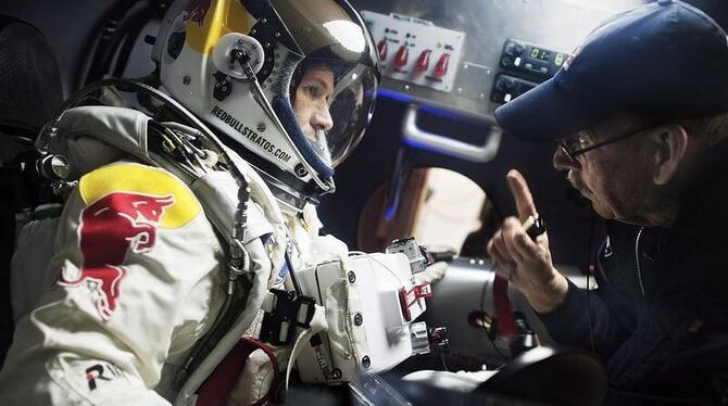 Der Extremsportler  Felix Baumgartner (l) bei seinen Vorbereitungen für den Sprung aus gut 36 Kilometer Höhe. Foto: Jörg Mitt