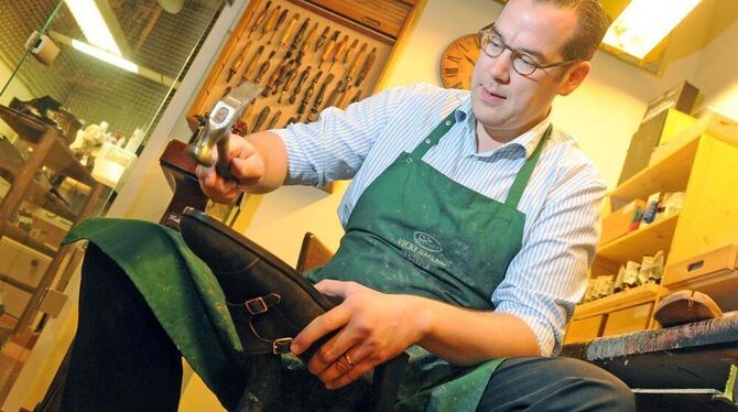 Schuhmacher Matthias Vickermann fertigt in Baden-Baden Maßschuhe für die oberen Zehntausend.