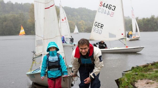 Carla lernt auf dem Baggersee segeln. Kein Wunder, Papa Arnim Höchst ist schließlich Jugendwart. FOTO: SCHREIER