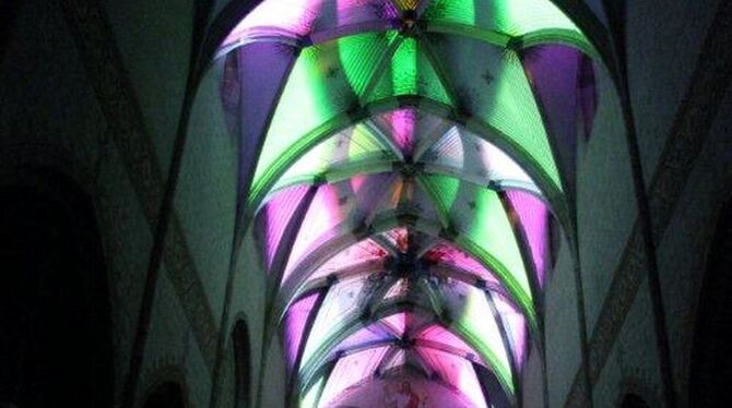 Lichtinstallation im Kirchenschiff. Genickstarre riskieren oder sich hinlegen?