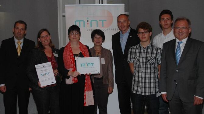 Preisverleihung im Haus der Wirtschaft (von links): Stefan Küpper (Südwestmetall, Alexandra Schobert und Cornelia Möschle , Brigitte Kern-Veits, Michael Detmer, Benjamin Burbulla, Moritz Mähr mit Peter Hofelich (Präsident der Mittelstandsvereinigung).  FOTO: WALKER