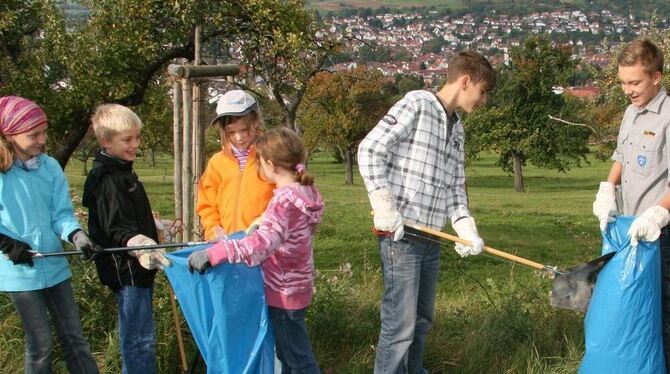 Pfullingens Nachwuchs hilft mit, wenn es darum geht, die Gemarkung vom Müll zu befreien, den andere einfach weggeworfen haben. FOTO: LPT