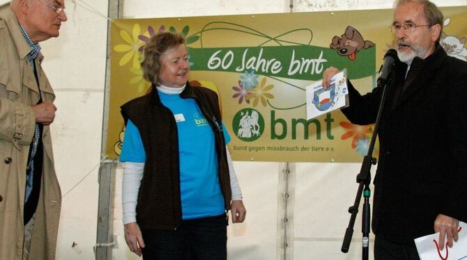 Bürgermeister Rudolf Heß (rechts) überreicht der Bmt-Bundesvorsitzenden Petra Zipp und Schatzmeister Bernd Stephan Geld für die notwendige Tierschutzarbeit. FOTO: LEIPPERT