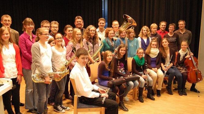 Die Schüler der Jugendmusikschule Burladingen, die seit 20 Jahren mit der Stadt Trochtelfingen kooperiert, gaben ein Konzert.FOTO: HÄUSSLER