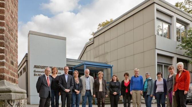 Pastoral-Team und Kirchengemeinderat der Sankt-Wolfgang-Kirchengemeinde vor dem Augustin-Bea-Haus. FOTO: SCHREIER