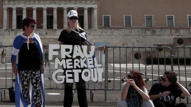 »Merkel raus!« fordert ein etwas verloren wirkender Demonstrant vor dem Parlament in Athen. Foto: Alkis Konstantinidis