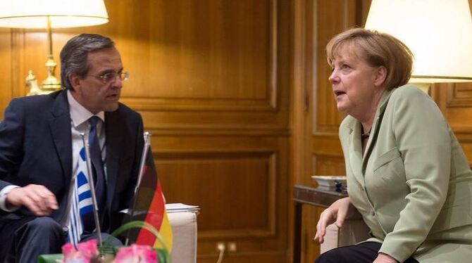 Der griechische Ministerpräsident Antonis Samaras und Bundeskanzlerin Angela Merkel im Gespräch. Foto: Hannibal