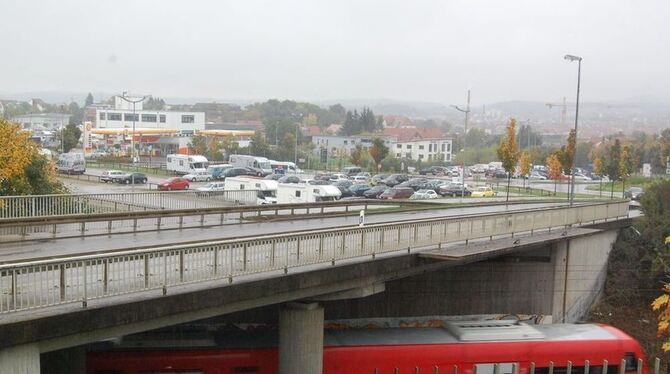 Unten die Züge, oben die Autos: Die sanierungsbedürftige Brücke aus den Siebzigerjahren trägt sowohl Verkehr, der zwischen Metzi