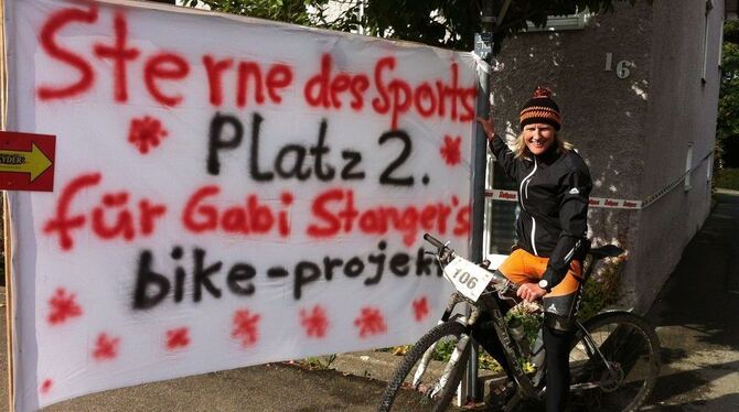 Überraschung, Überraschung: Glückwunsch-Banner für Gabi Stanger am Rande eines Mountainbike-Wettbewerbs.  FOTO: PR