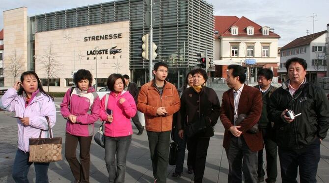 Für Reisende aus aller Welt, wie diese Gruppe aus dem Reich der Mitte, sucht Metzingen Stadtführer. Keine Angst: Chinesische Spr