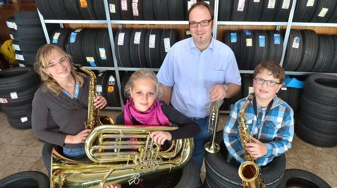 Musik im Autohaus: von links Valerie Bartel, Carolyn Beyer, Jakob Janotta und Simon Baumgardt bei Knecht in Pliezhausen. FOTO: T